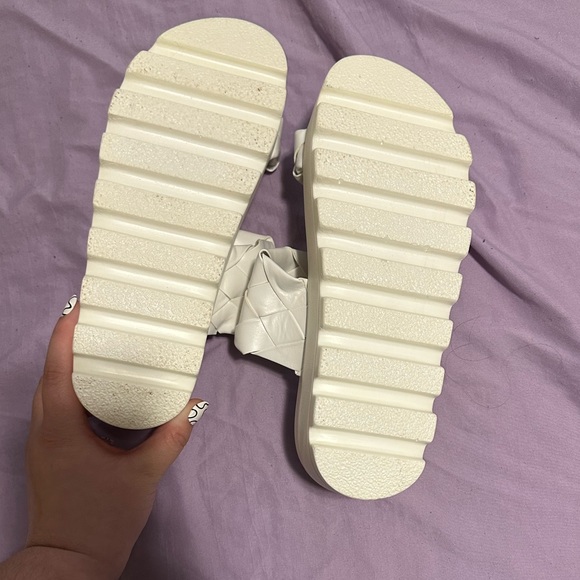 White platform sandals - Picture 3 of 4